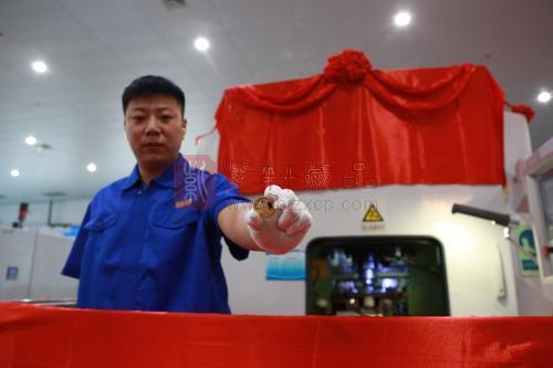 上海金币投资有限公司董事长李波在致辞中说，熊猫金币已连续发行38版，累计销售超过500万盎司。2020版熊猫金币是第39版熊猫金币。第一版熊猫金币通过金属镜面折光特性和传统雕刻技法的结合，在黄金的一种颜色中，表现出黑白两色的国宝大熊猫，这是当时条件下在金属钱币上表现熊猫形象的最好方法和途径。其后十余年间的熊猫币都沿用该工艺，时至今日，折光法下的熊猫形象仍然具有独特魅力。随后20多年，各造币厂不断创新，反喷砂与多层次喷砂、连续斜线齿、无清边等各种新工艺竞相绽放。经过几代金币人精益求精、不懈追求，金币图案设计